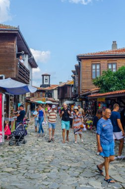 NESEBAR, BULGARIA, 17 HAZİRAN 2015: UNESCO Dünya Mirası 'na ait olan Macaristan şehir nesebar sokaklarında güneşli yaz gününde insanlar geziniyor.