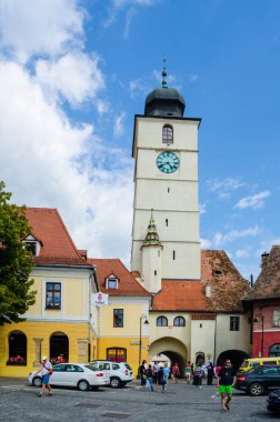SIBIU, ROMANIA, 6 Temmuz 2015: Sibiu kentinin ortaçağ Yukarı kesimindeki ikinci güçlendirilmiş meydanı, kimliği belirsiz kişiler ziyaret etti.