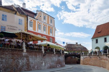 SIBIU, ROMANIA, 6 Temmuz 2015: Sibiu kentinin ortaçağ Yukarı kesimindeki ikinci güçlendirilmiş meydanı, kimliği belirsiz kişiler ziyaret etti.