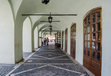 SIBIU, ROMANIA, 6 Temmuz 2015: Ortaçağ 'ın Yukarı Sibiu kentindeki ikinci güçlendirilmiş meydan olan Küçük Meydan' da yer alan kapalı bir oyun salonunun görüntüsü.