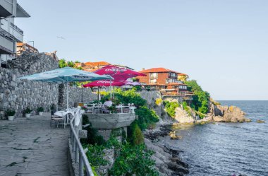 SOZOPOL, BULGARIA, 16 HAZİRAN 2015: Sozopol 'deki kayalık kıyılar yakınında güzel bir restoran