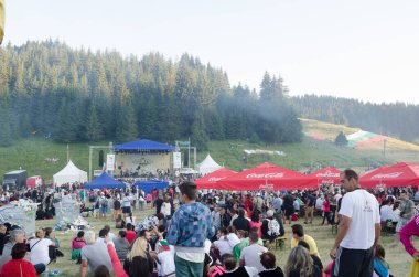 ROZHEN, BULGARIA, 18 Temmuz 2015: Bulgaristan 'da Rozhen folklor festivali. Ziyaretçiler, gayda ve nestinari yürüyüşü de dahil olmak üzere geleneksel dans ve müziğe odaklanmış bir performans görebilirler.