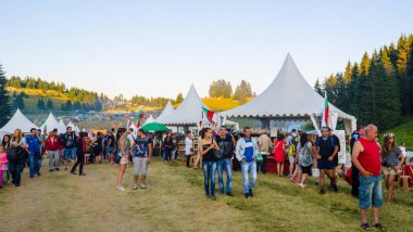 ROZHEN, BULGARIA, 18 Temmuz 2015: Bulgaristan 'da Rozhen folklor festivali. Ziyaretçiler, gayda ve nestinari yürüyüşü de dahil olmak üzere geleneksel dans ve müziğe odaklanmış bir performans görebilirler.
