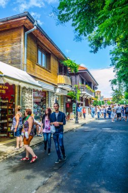 NESEBAR, BULGARIA, 17 HAZİRAN 2015: UNESCO Dünya Mirası 'na ait olan Macaristan şehir nesebar sokaklarında güneşli yaz gününde insanlar geziniyor.