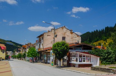 ÇEPELARE, BULGARIA, 20 Temmuz 2015: Yazın ünlü Bulgar kayak merkezi Chepelare 'nin ana meydanı. Şehir romatizma dağlarında yer almaktadır ve yaz boyunca ünlü rozhen folklor festivali burada gerçekleşir..