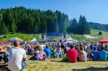 ROZHEN, BULGARIA, 18 Temmuz 2015: Bulgaristan 'da Rozhen folklor festivali. Ziyaretçiler, gayda ve nestinari yürüyüşü de dahil olmak üzere geleneksel dans ve müziğe odaklanmış bir performans görebilirler.