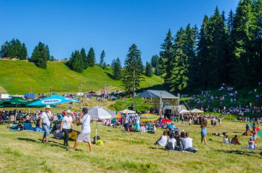 ROZHEN, BULGARIA, 18 Temmuz 2015: Bulgaristan 'da Rozhen folklor festivali. Ziyaretçiler, gayda ve nestinari yürüyüşü de dahil olmak üzere geleneksel dans ve müziğe odaklanmış bir performans görebilirler.