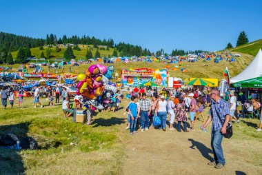 ROZHEN, BULGARIA, 18 Temmuz 2015: Bulgaristan 'da Rozhen folklor festivali. Ziyaretçiler, gayda ve nestinari yürüyüşü de dahil olmak üzere geleneksel dans ve müziğe odaklanmış bir performans görebilirler.