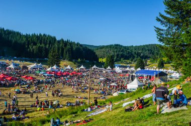 ROZHEN, BULGARIA, 18 HAZİRAN 2015: Rozhen folklor festivali sırasında Rozhen 'de Roklor Dağları' nda insanlar toplanıyor.