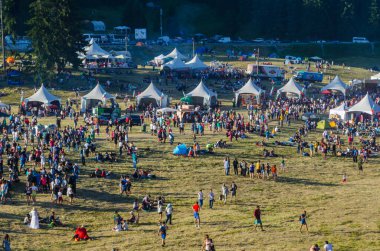 ROZHEN, BULGARIA, 18 HAZİRAN 2015: Rozhen folklor festivali sırasında Rozhen 'de Roklor Dağları' nda insanlar toplanıyor.