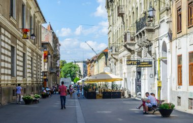 TIMISOARA, ROMANIA, 4 Temmuz 2015: İnsanlar, Romanya 'nın Timisoara kentinin Hungary' ye yakın korunmuş dar sokaklarında geziniyorlar.
