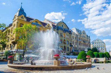 TIMISOARA, ROMANIA, 4 Temmuz 2015: Romanya timisoarasında zafer meydanının ortasında bir çeşme - piata victoriei - yerel halk için popüler bir buluşma yeridir.