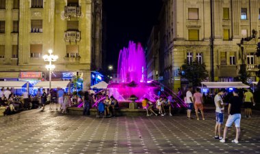 TIMISOARA, ROMANIA, 4 Temmuz 2015: Zafer meydanının ortasındaki çeşme - piata victoriei - Romen Timisoara 'sında yerel halk için popüler bir buluşma yeridir..