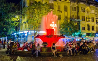TIMISOARA, ROMANIA, 4 Temmuz 2015: Zafer meydanının ortasındaki çeşme - piata victoriei - Romen Timisoara 'sında yerel halk için popüler bir buluşma yeridir..