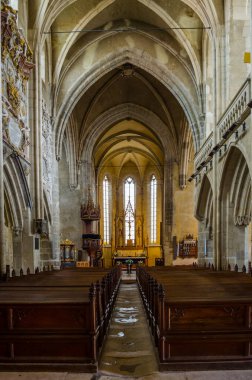 SIBIU, ROMANIA, 5 HAZİRAN 2015: Romanya 'nın Sibiu kentindeki Aziz Maria Evajelik Kilisesi' nin içi.