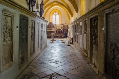 SIBIU, ROMANIA, 5 HAZİRAN 2015: Romanya 'nın Sibiu kentindeki Aziz Maria Evajelik Kilisesi' nin içi.