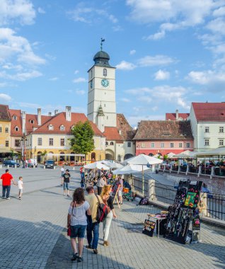 SIBIU, ROMANIA, 6 Temmuz 2015: Sibiu şehrinin ortaçağ Yukarı kesimindeki ikinci güçlendirilmiş meydan olan Küçük Meydan - piata mika manzarası.