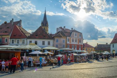 SIBIU, ROMANIA, 6 Temmuz 2015: Sibiu şehrinin ortaçağ Yukarı kesimindeki ikinci güçlendirilmiş meydan olan Küçük Meydan - piata mika manzarası.