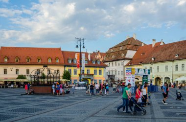 SIBIU, ROMANIA, 6 HAZİRAN 2015: Romanya 'nın Sibiu şehrindeki görkemli belediye binasının manzarası