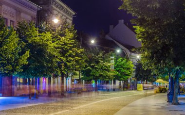 SIBIU, ROMANIA, 6 Temmuz 2015: Nicolae Balcescu Bulvarı, Romanya 'nın Sibiu kentinin gece hayatının merkezidir. Restoran ve barlar cadde boyunca uzanır büyük meydanda - piata mare kadar.