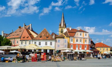 SIBIU, ROMANIA, 6 Temmuz 2015: Sibiu şehrinin ortaçağ Yukarı kesimindeki ikinci güçlendirilmiş meydan olan Küçük Meydan - piata mika manzarası.