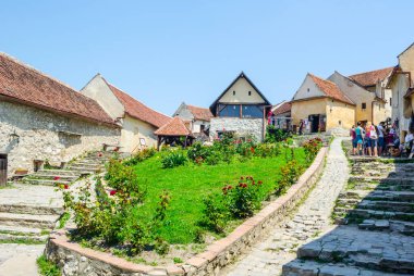 RASNOV, ROMANIA, 8 HAZİRAN 2015: Romanya 'daki Rasnov kalesinin içinde geleneksel bir zanaat pazarı manzarası.