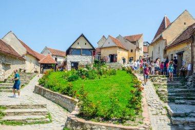 RASNOV, ROMANIA, 8 HAZİRAN 2015: Romanya 'daki Rasnov kalesinin içinde geleneksel bir zanaat pazarı manzarası.