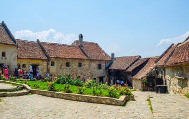 RASNOV, ROMANIA, 8 HAZİRAN 2015: Romanya 'daki Rasnov kalesinin içinde geleneksel bir zanaat pazarı manzarası.