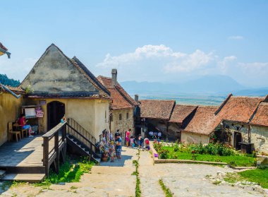RASNOV, ROMANIA, 8 HAZİRAN 2015: Romanya 'daki Rasnov kalesinin içinde geleneksel bir zanaat pazarı manzarası.