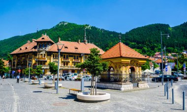 BRASOV, ROMANIA, 9 Temmuz 2015: Unirii Meydanı 'ndaki tarihi binalar. Birinci Rumen okulu ve 15. yüzyılda inşa edilen Aziz Niklas Kilisesi burada yer alıyor.