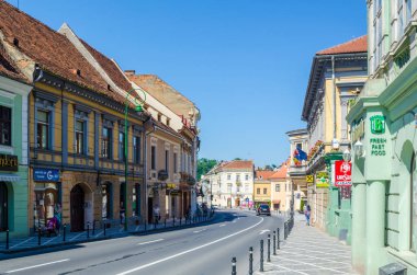 BRASOV, ROMANIA, 9 Temmuz 2015: Romanya 'nın Brasov kentindeki belediye binasının parlayan kulesiyle George Baritiu caddesinin manzarası.