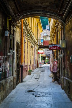 BRASOV, ROMANIA, 9 Temmuz 2015: Romanya 'nın Brasov kentinin Konsey Meydanı' ndaki dar bir caddenin manzarası