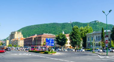 BRASOV, ROMANIA, 9 Temmuz 2015: Romanya 'nın Brasov kentindeki Boulevard (Bulevardul Eroilor). Brasov, Romanya 'nın Transilvanya kentinde en çok ziyaret edilen kenti.