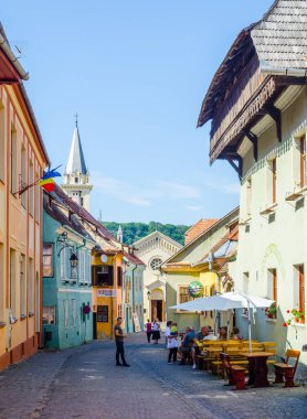 SIGHISOARA, ROMANIA, 9 HAZİRAN 2015: Romanya 'nın ortaçağ kentinin tarihsel merkezindeki bir sokağa bakış.