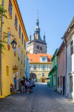 SIGHISOARA, ROMANIA, 9 Temmuz 2015: Romanya 'nın Transilvanya kentindeki Sighisoara kasabasındaki eski bir binanın saat kulesi