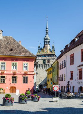 SIGHISOARA, ROMANIA, 9 HAZİRAN 2015: Romanya 'nın ortaçağ kentinin tarihsel merkezindeki bir sokağa bakış.
