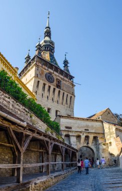SIGHISOARA, ROMANIA, 9 Temmuz 2015: Romanya 'nın Transilvanya kentindeki Sighisoara kasabasındaki eski bir binanın saat kulesi