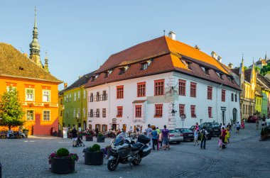 SIGHISOARA, ROMANIA, 9 Temmuz 2015: Romanya 'nın Sighisoara kentindeki Kale Meydanı. Sighisoara, Avrupa 'nın en güzel ve korunmuş kalesi olarak kabul edilir..