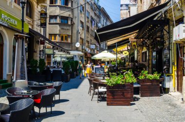 BÜKREŞ, ROMANIA, 11 HAZİRAN 2015: Romanya 'nın başkentindeki küçük bir caddeye bakın..