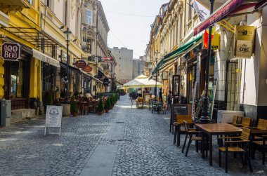 BÜKREŞ, ROMANIA, 11 HAZİRAN 2015: Romanya 'nın başkentindeki küçük bir caddeye bakın..