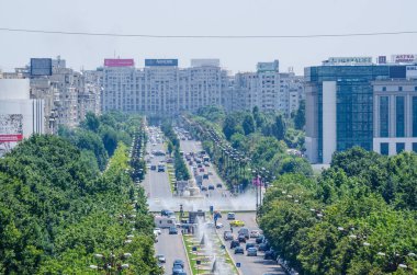 BUCHAREST, ROMANIA, 11 Temmuz 2015: Bükreş 'teki Romanya parlamentosuna doğru giden birlik bulvarının havadan görüntüsü