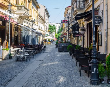 BÜKREŞ, ROMANIA, 11 HAZİRAN 2015: Romanya 'nın başkentindeki küçük bir caddeye bakın..