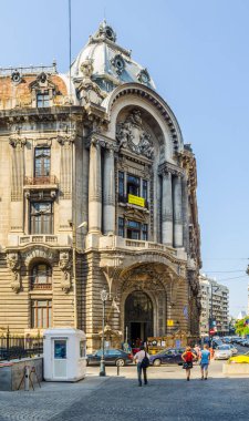 BÜKREŞ, ROMANIA, 11 HAZİRAN 2015: Romanya 'nın başkentindeki küçük bir caddeye bakın..