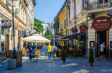 BÜKREŞ, ROMANIA, 11 HAZİRAN 2015: Romanya 'nın başkentindeki küçük bir caddeye bakın..