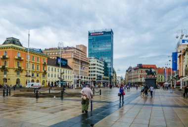 ZAGREB, CROATIA, 28 Temmuz 2015: Hırvatistan 'ın Zagreb kentindeki merkez kent meydanındaki (Trg bana Jelacica) Jelaciç heykelini yasaklayın. Buradaki en eski bina 1827 'de inşa edilmiş.