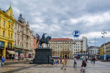 ZAGREB, CROATIA, 28 Temmuz 2015: Hırvatistan 'ın Zagreb kentindeki merkez kent meydanındaki (Trg bana Jelacica) Jelaciç heykelini yasaklayın. Buradaki en eski bina 1827 'de inşa edilmiş.