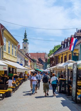 ZAGREB, CROATIA, 28 HAZİRAN 2015: Hırvat başkenti zagreb 'de sokak filana yarışları yazın güneşli bir günde yerel halk ve turistlerin birçok çevredeki restorandan birinde öğle yemeği yemeleri ile dolup taşıyor.