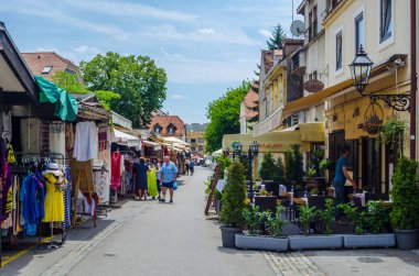 ZAGREB, CROATIA, 28 HAZİRAN 2015: Hırvat başkenti zagreb 'de sokak filana yarışları yazın güneşli bir günde yerel halk ve turistlerin birçok çevredeki restorandan birinde öğle yemeği yemeleri ile dolup taşıyor.