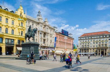 ZAGREB, CROATIA, 28 Temmuz 2015: Hırvatistan 'ın Zagreb kentindeki merkez kent meydanındaki (Trg bana Jelacica) Jelaciç heykelini yasaklayın. Buradaki en eski bina 1827 'de inşa edilmiş.