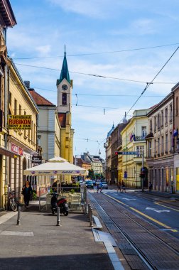ZAGREB, CROATIA, 28 HAZİRAN 2015: İnsanlar yağmurlu yaz günlerinde Hırvat başkenti zagreb 'de İlya caddesinde yürüyorlar.